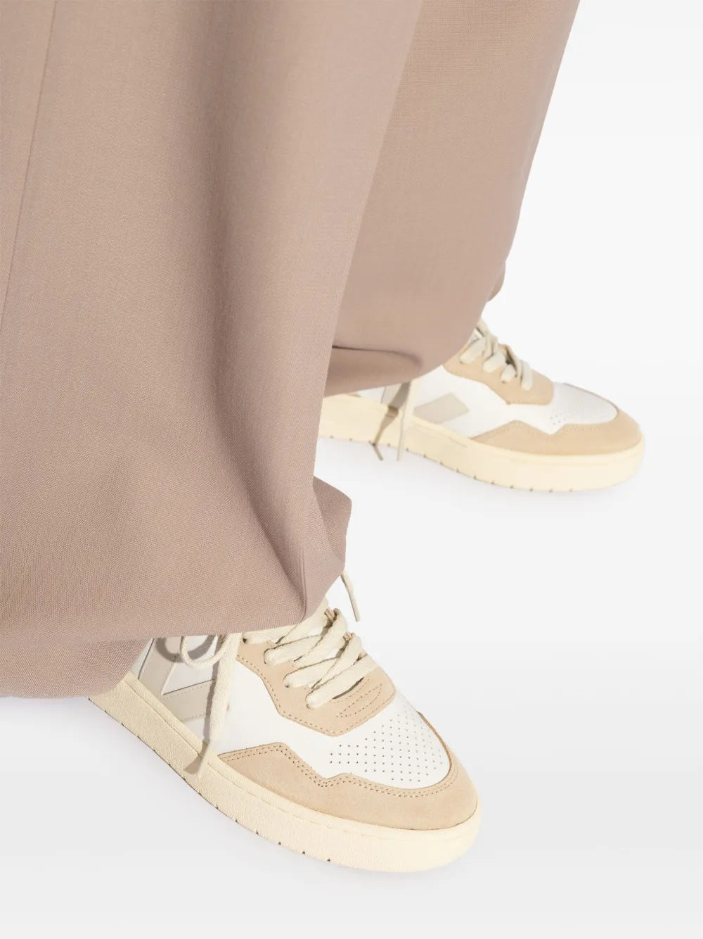 VEJA V-90 Leather