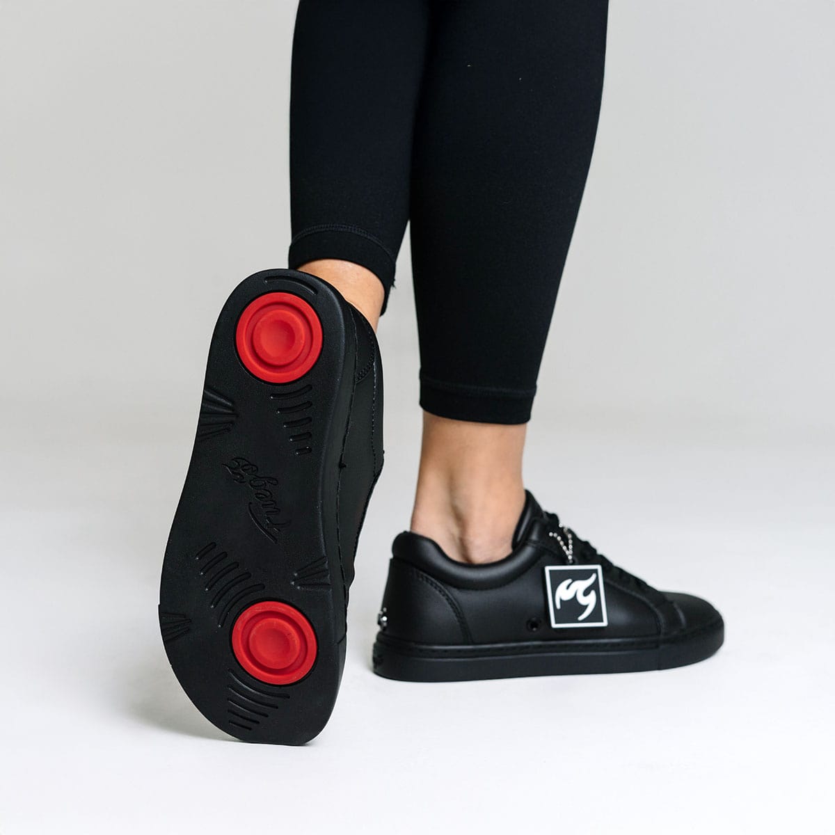 All-black Low-top
